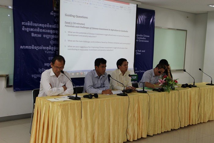 From left to right: Mr. Hak Yi, Deputy Director of Agro-industry of the Ministry of Agriculture, Forestry and Fisheries, Dr. Heng Nareth, Head of Community Development Department, RUPP Dr. Tek Vannara, Executive Director, NGO Forum and Prof. Luo Shengrong from the Great Mekong Sub-region Study Center (GMSSC) of Yunnan University